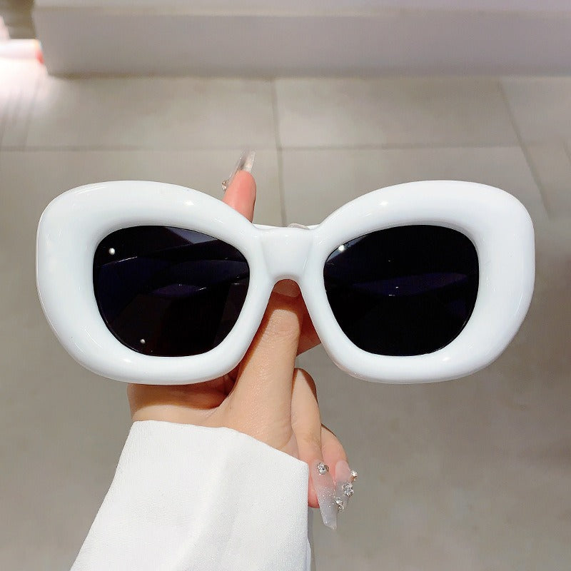 Sunglasses with quirky personality, trendy and spicy girl street photography, slimming out sunglasses